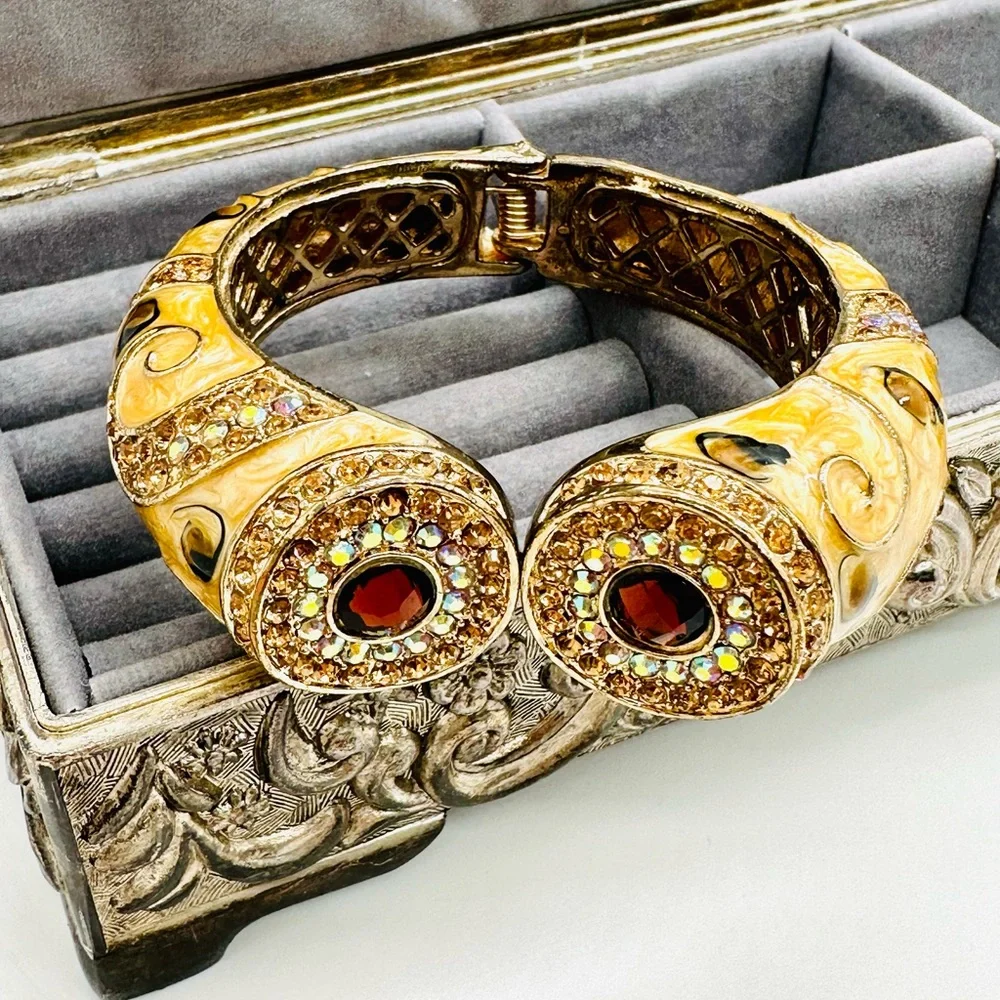 🔥 Gorgeous Rhinestone Statement Bracelet - Picture 7 of 17